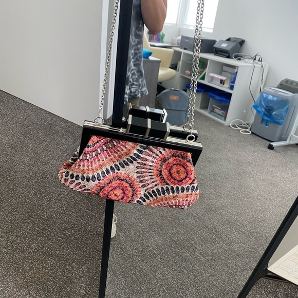 Geometric Patterned Clutch - Picture 3 of 4